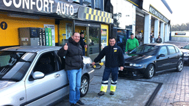 Confort Auto regala 1.600 litros de gasolina en una hora en su centro de Narón (A Coruña)