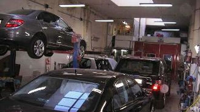 Los talleres se quejan de la dificultad para deshacerse de los coches 'olvidados'