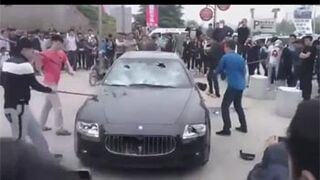 Destroza su Maserati para protestar por su servicio posventa