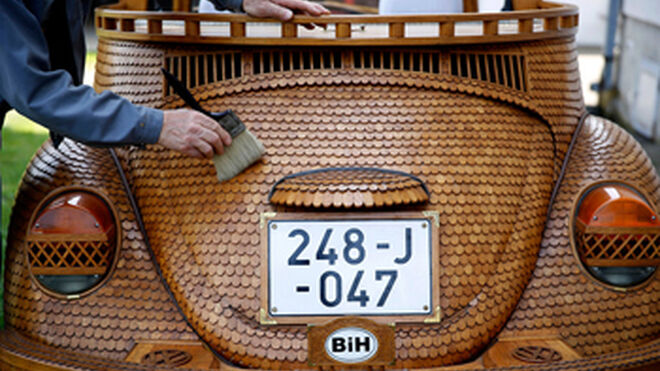 Un bosnio forra su Volkswagen Escarabajo con madera