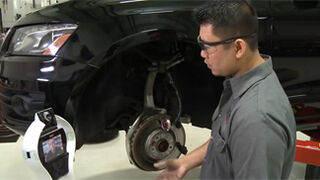 Audi prueba un robot que ayuda al taller a reparar coches