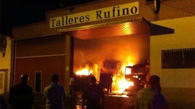 Un incendio calcina cinco camiones en un taller de Benavente (Zamora)