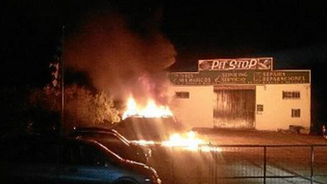Arden tres furgonetas en un taller de Oria (Almería)