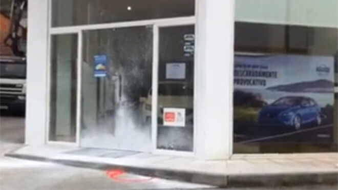 Un concesionario de Ourense, atacado con petardos y pintura