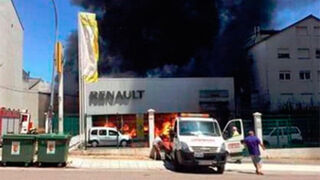 Un incendio destruye un concesionario Renault en Becerreá (Lugo)