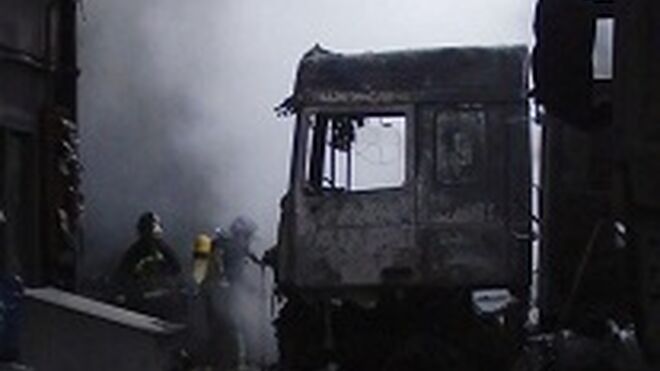 Siete camiones calcinados en un incendio de un taller en Burgos
