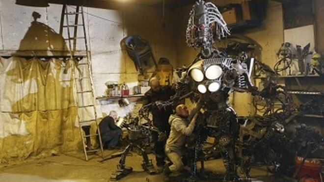 Un mecánico crea un robot con piezas de coches