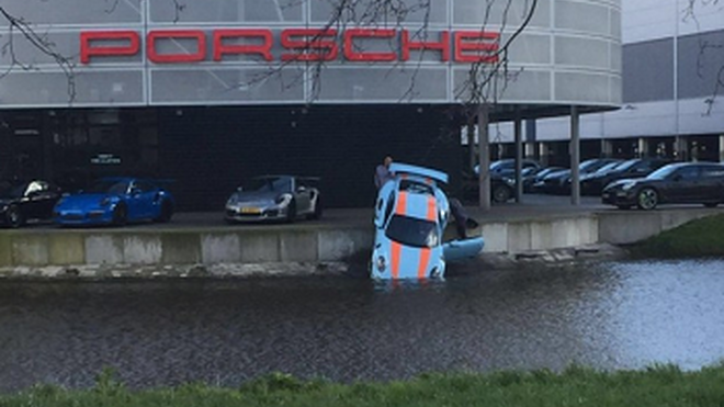 Un mecánico acaba con un Porsche de 270.000 € en un canal de Ámsterdam