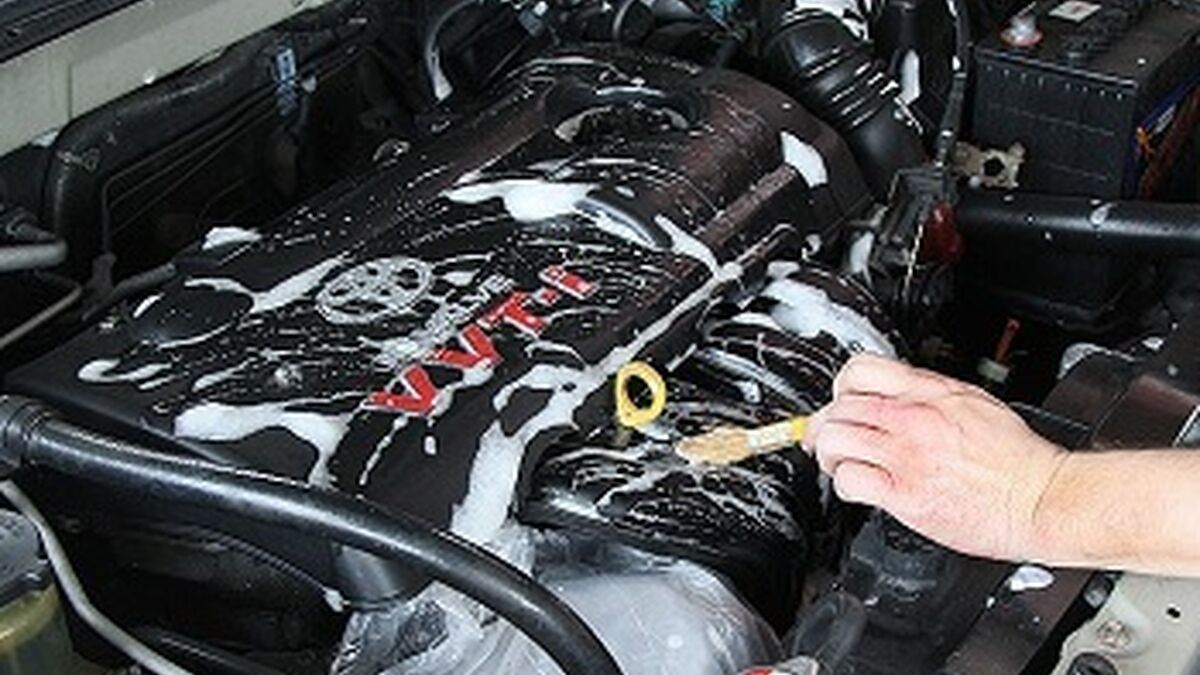 Cómo limpiar el motor de un coche en el taller