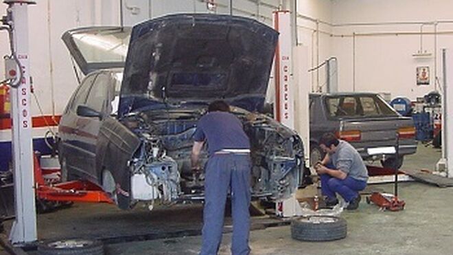 ¿Cuáles son los riesgos laborales derivados de la reparación de vehículos?