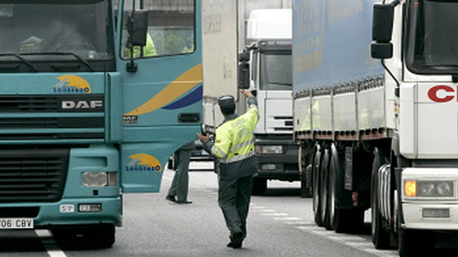 Más de 40 multas diarias en Galicia a camiones y autobuses por deficiencias técnicas