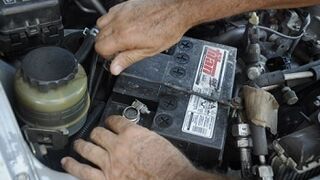 Investigan a dos personas por robar baterías usadas en talleres