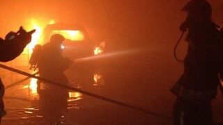 Dos coches quedan calcinados en el incendio de un taller