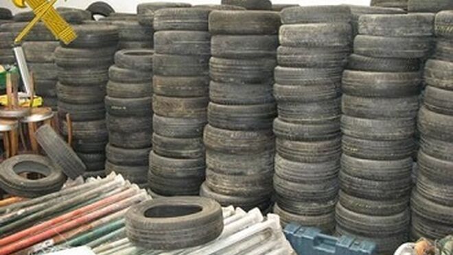 Más de 2.000 neumáticos fuera de uso localizados en un almacén