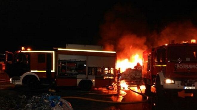 Dos vehículos afectados en el incendio de un concesionario en Almendralejo (Badajoz)