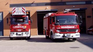 Arden siete coches en el incendio de un concesionario en Oviedo