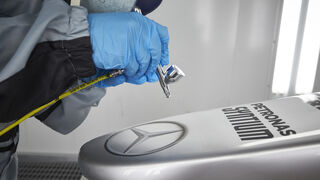 Spies Hecker pasa un día en el taller de pintura de Mercedes-AMG Petronas Motorsport