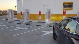 Tesla abre en Sevilla una estación de supercargadores para coches eléctricos