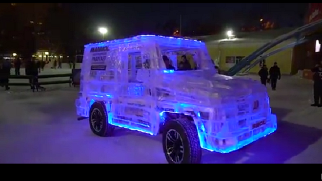 Siberia acoge en sus calles la réplica de un Mercedes Clase G con carrocería de hielo