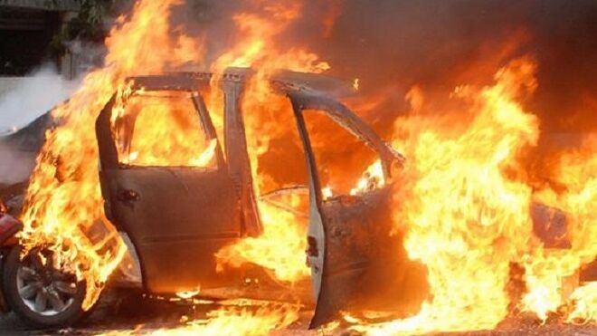 Un coche sale ardiendo tras pasar por el taller en Mondariz Balneario (Pontevedra)