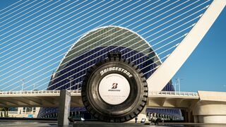 Bridgestone expone el neumático más grande del mundo en Valencia