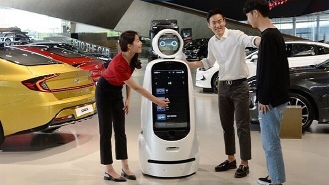 Hyundai introduce robots para vender coches en sus concesionarios