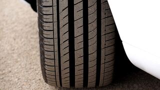 ¿Por qué hay que vigilar el desgaste de los neumáticos en verano?