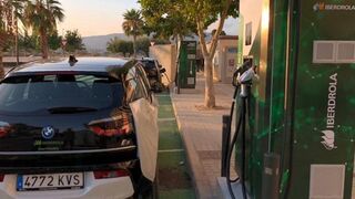 Iberdrola instala sus primeros puntos de recarga de vehículos en Alicante