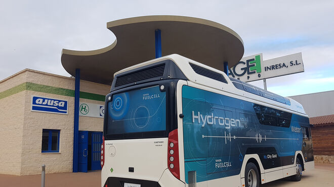 La hidrogenera de Ajusa protagoniza el primer repostaje a un autobús en España