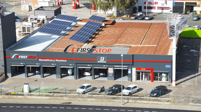 First Stop exhibe en Sevilla su pionero taller fotovoltaico con punto de recarga rápida