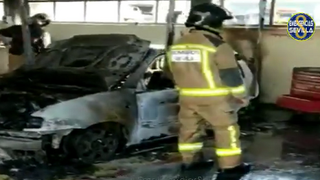 Varios coches quedan calcinados en el incendio de un concesionario de Sevilla