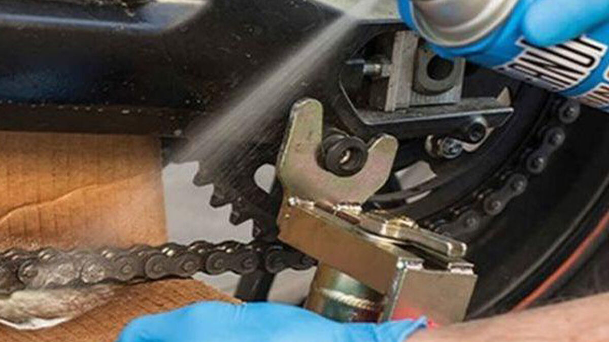 Cómo limpiar y engrasar la cadena de la moto? –canalMOTOR