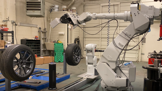 RoboTire: la innovación que sustituye los cuatro neumáticos en solo 10 minutos