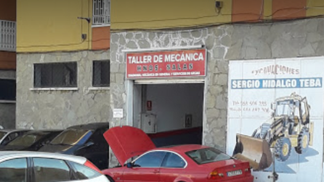 Tres heridos por inhalación de humo en el incendio de un taller en Ceuta