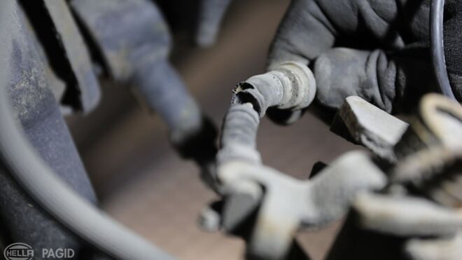 Desmontaje y montaje del cable del freno de mano: cómo sustituirlo