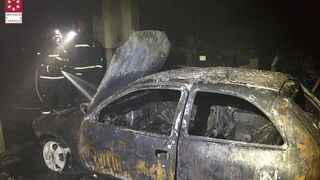 Un hombre herido y un coche calcinado en el incendio de un taller en Castellón