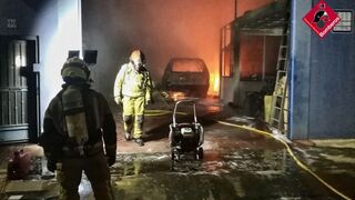 Calcinado un vehículo GLP en el incendio en un taller de Guardamar del Segura (Alicante)