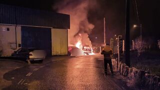 Tres coches arden a la puerta de un taller de Caldas (Pontevedra)