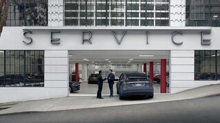 Tesla recula y mejorará sus talleres con más mano de obra y áreas especializadas