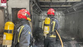 Tres trabajadores heridos en el grave incendio de un taller en Vila-real (Castellón)