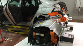 Desmontaje de baterías del Hyundai Ioniq PHEV e intercambio de módulos