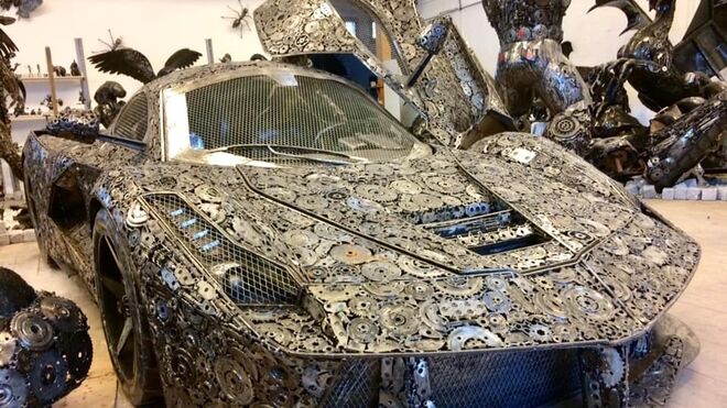 Recycle Art esculpe un Ferrari LaFerrari a base de tornillos y engranajes