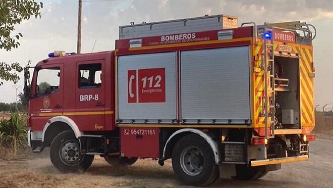 Trece personas evacuadas al incendiarse un taller mecánico en Badalona (Barcelona)