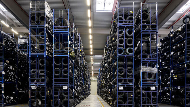 El almacén central de Nex en Illescas (Toledo) ya distribuye dos millones de neumáticos al año