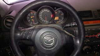 El Mazda 3 de primera generación, a revisión por un problema con el logo del volante