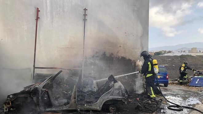 Incendio de un coche en un taller en el barrio de El Cardón de Las Palmas
