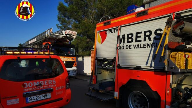 Aparatoso incendio en un taller de coches en Alberic (Valencia)