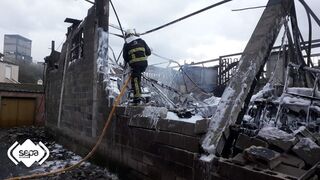 Un taller de Langreo (Asturias) queda calcinado tras un incendio