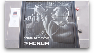 Espectacular grafiti decorativo de Xolaka en el taller Vas Motor Service de Valencia, por iniciativa de PRO Service