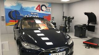Aicrag forma a sus talleres en reparación de vehículos Tesla